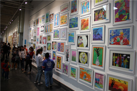 亲子嘉年华——《大手牵小手》儿童画展开幕(1)