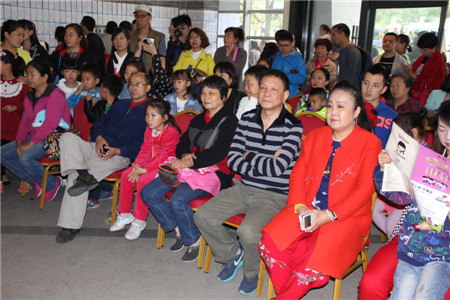 亲子嘉年华——《大手牵小手》儿童画展开幕(3)