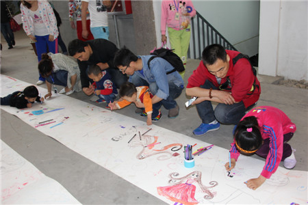 亲子嘉年华——《大手牵小手》儿童画展开幕(2)