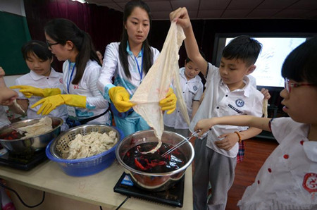 红领巾是这样"炼成"的 小学生亲手染制红领巾(1)