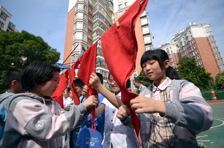 红领巾是这样"炼成"的 小学生亲手染制红领巾(2)