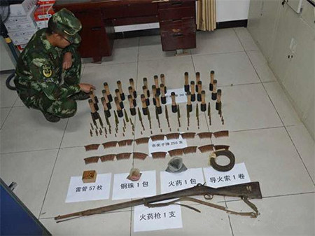 云南文山一村民家发现30枚手榴弹（图）(1)