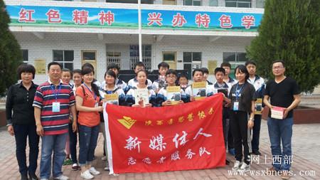 作家李虎山将其获奖作品集捐赠给革命老区学校(1)