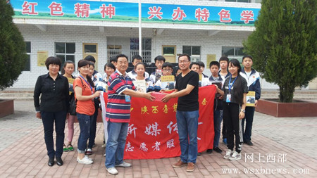 作家李虎山将其获奖作品集捐赠给革命老区学校(2)