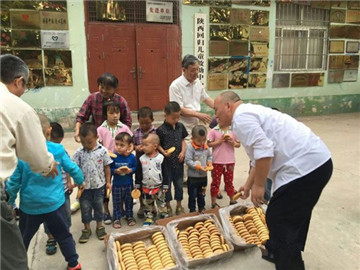 高海军中秋节前访贫问苦(3)