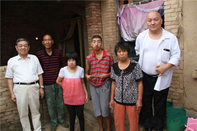 高海军中秋节前访贫问苦(4)