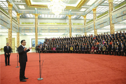 天水昊峰集团董事长程俊峰先生参加座谈会.(1)