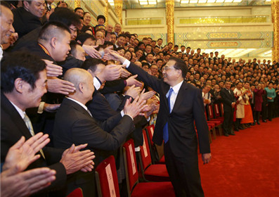 天水昊峰集团董事长程俊峰先生参加座谈会.(2)