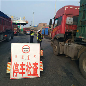 鄂多斯荣乌高速精准打击车辆违法(1)