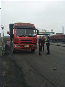 鄂多斯荣乌高速精准打击车辆违法(2)