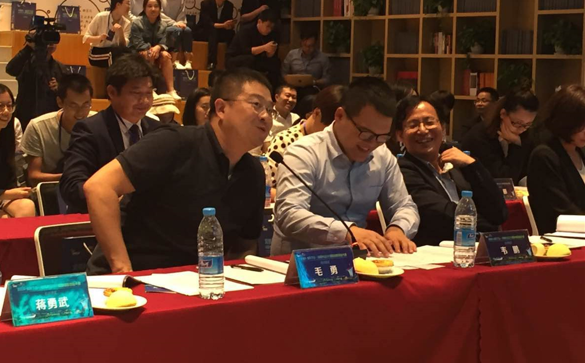 现场评委进行麻辣点评-微媒体联盟