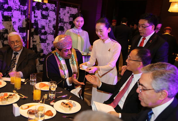 张泽国董事长带领茶艺员献茶给阿曼苏丹国驻华大使阿卜杜拉·萨阿迪及中国外交部官员