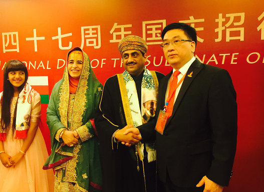 勐海七彩孔雀茶叶董事长张泽国（右一）与阿曼国驻华大使阿卜杜拉·萨阿迪（右二）及夫人和孩子合影
