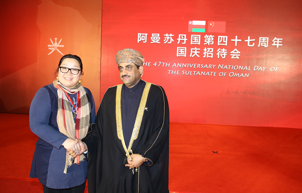 本报记者与阿曼苏丹国驻华大使合影