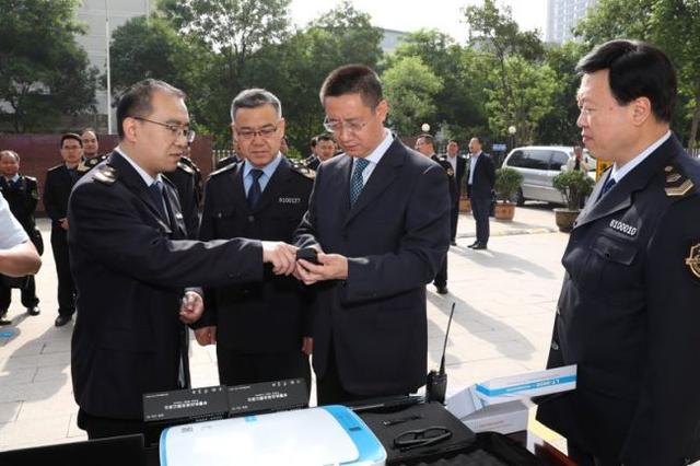 陕西省食品药品监督管理局举行移动执法装备配发仪式