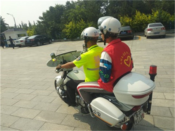 朔城交警大队“文明交通志愿者”启动仪式 首批8名交通志愿者正式上岗(3)