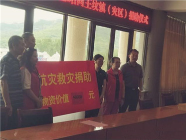 山东潍坊抗灾救灾：多方爱心涌向青州王坟(1)