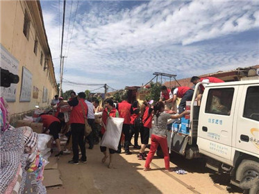 山东潍坊抗灾救灾：多方爱心涌向青州王坟(2)