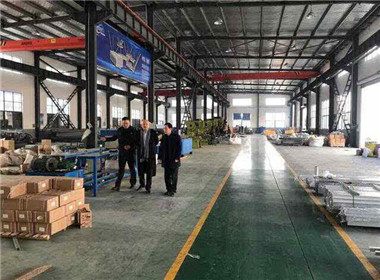 中国中小商业企业协会副会长薛美华率队考察江苏万威电气有限公司(3)