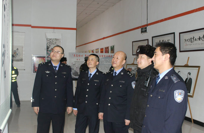 新疆维吾尔自治区库车县公安局举办“不忘初心 牢记使命”学习宣传十九大主题书画展(1)