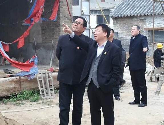 山东省郭氏文化研究会执行会长郭玉清在祠堂修复现场