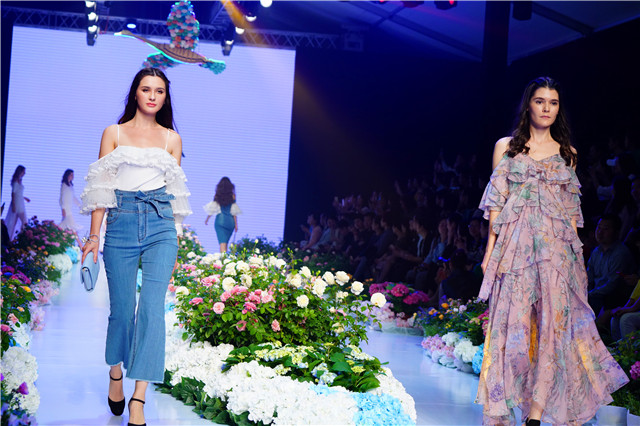 “纸雁·聆花”第四季衡阳时装周璀璨启幕(16)