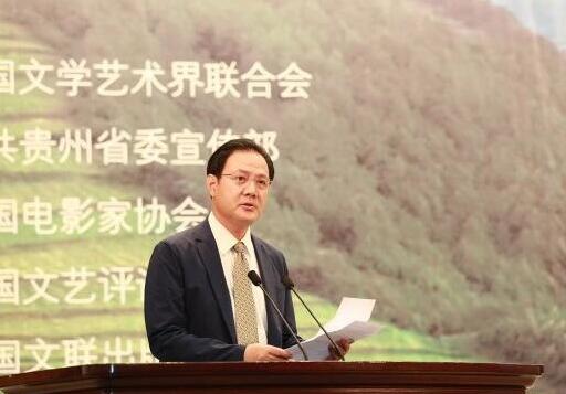 中国文联党组成员、副主席李前光致辞