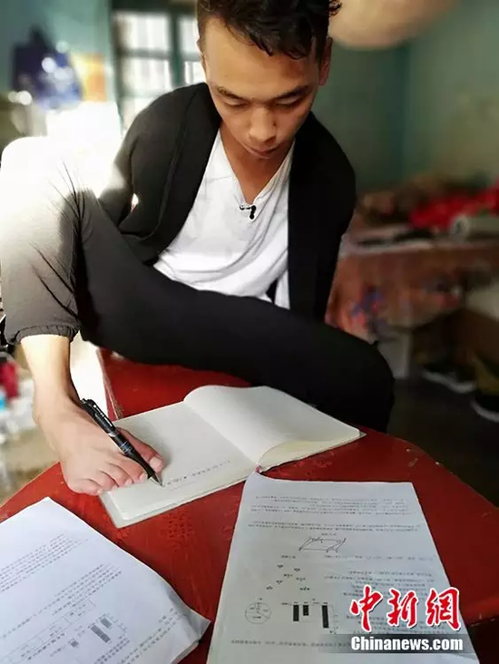 弟弟照顾无臂哥哥十二年 兄弟俩高考后却争起来