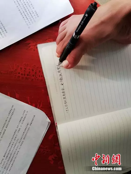 弟弟照顾无臂哥哥十二年 兄弟俩高考后却争起来