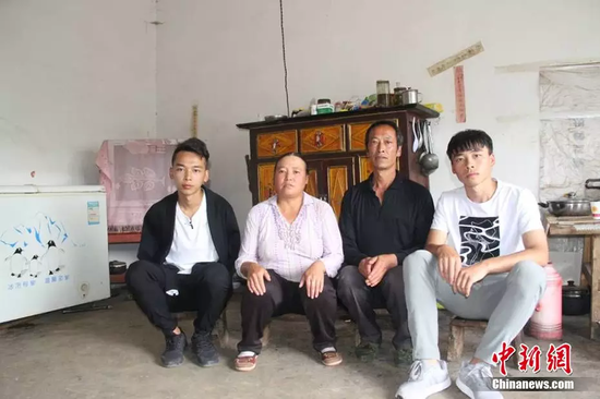 兄弟俩和父母合影。巧家县第三中学老师供图