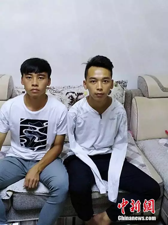 兄弟俩在亲戚家中合影。巧家县第三中学老师供图