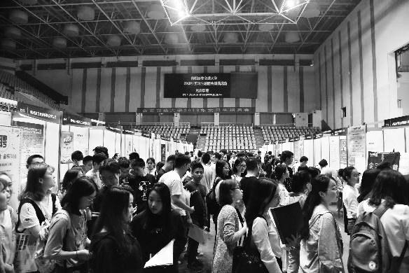 实习生抢夺战阵地前移 西安多个企业为实习生提供锻炼机会(1)