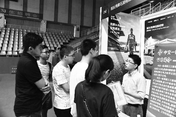 实习生抢夺战阵地前移 西安多个企业为实习生提供锻炼机会(2)