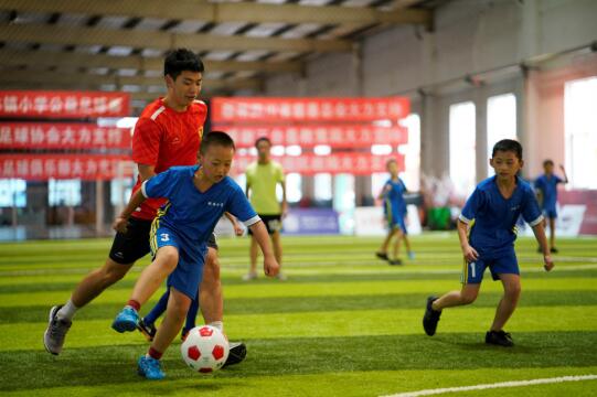 土操场上的足球信念 借贷宝圆山区穷孩子一个足球梦(2)