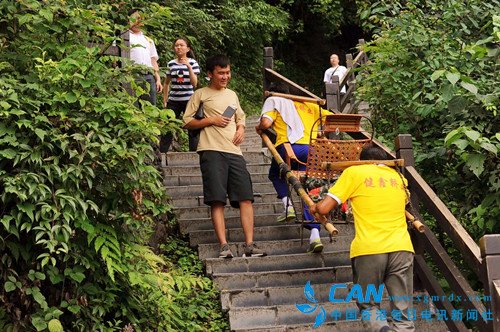 上海大妈和恩施大峡谷轿夫的故事