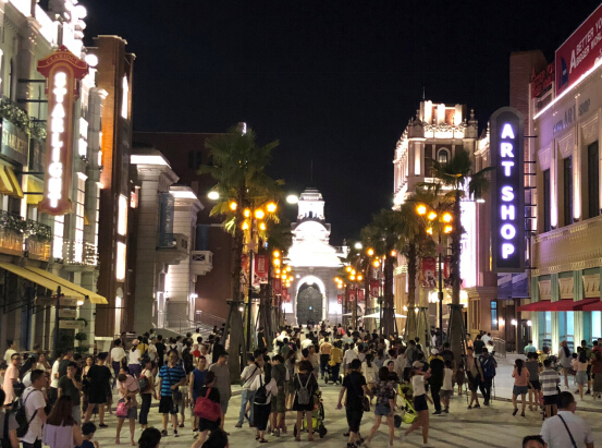 就在周六 近万人涌入华谊兄弟电影世界(苏州)