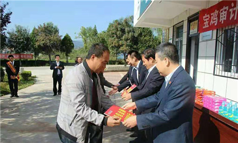 陕西省信用联社宝鸡审计中心联合凤翔农商行开展“扶贫日”活动(3)