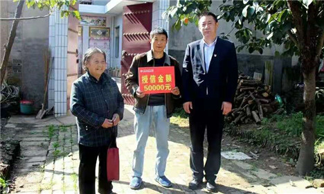 陕西省信用联社宝鸡审计中心联合凤翔农商行开展“扶贫日”活动(4)