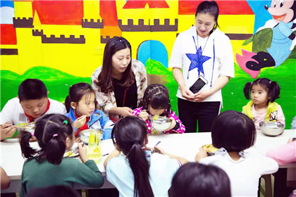 把爱献给大山里的孩子们一一记安康市白河好青年商国芝(3)