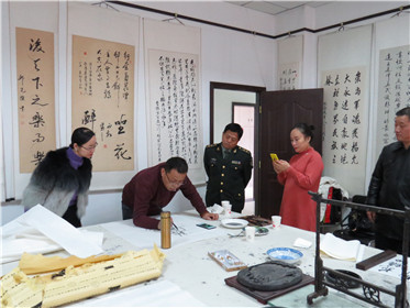 西安雄鹰劲旅国防教育基地书画研究院进行书画交流活动(5)