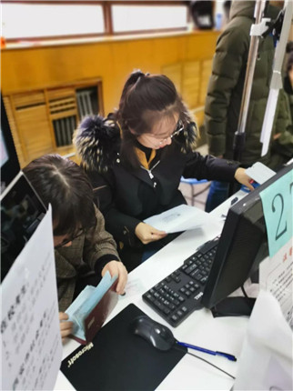 西安市2019年下半年中小学教师资格考试面试现场确认顺利结束(2)