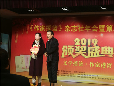 女作家周媛散文获特别大奖(1)