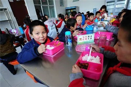 中小学幼儿园负责人下月起要陪学生吃食堂啦(2)