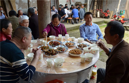 易敏:记住乡情 用行动感恩乡亲(4)