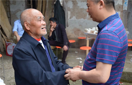 易敏：记住乡情　用行动感恩乡亲(6)