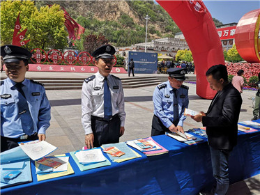 延安市公安局宝塔分局开展“5.17”世界电信日防范电信网络诈骗宣传活动(2)