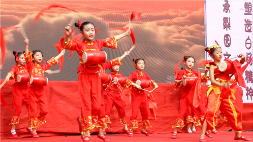 西安大白杨小学梨花朵朵艺术节开幕(2)