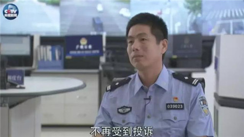 警方还原“女快递员下跪”过程(1)