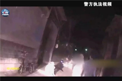 警方还原“女快递员下跪”过程(2)