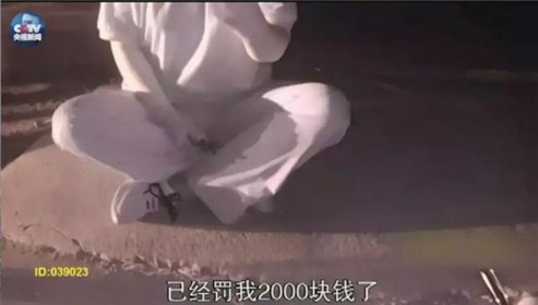 警方还原“女快递员下跪”过程(4)